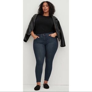 Torrid Bombshell Premium skinny jeans. Size 26. NWT